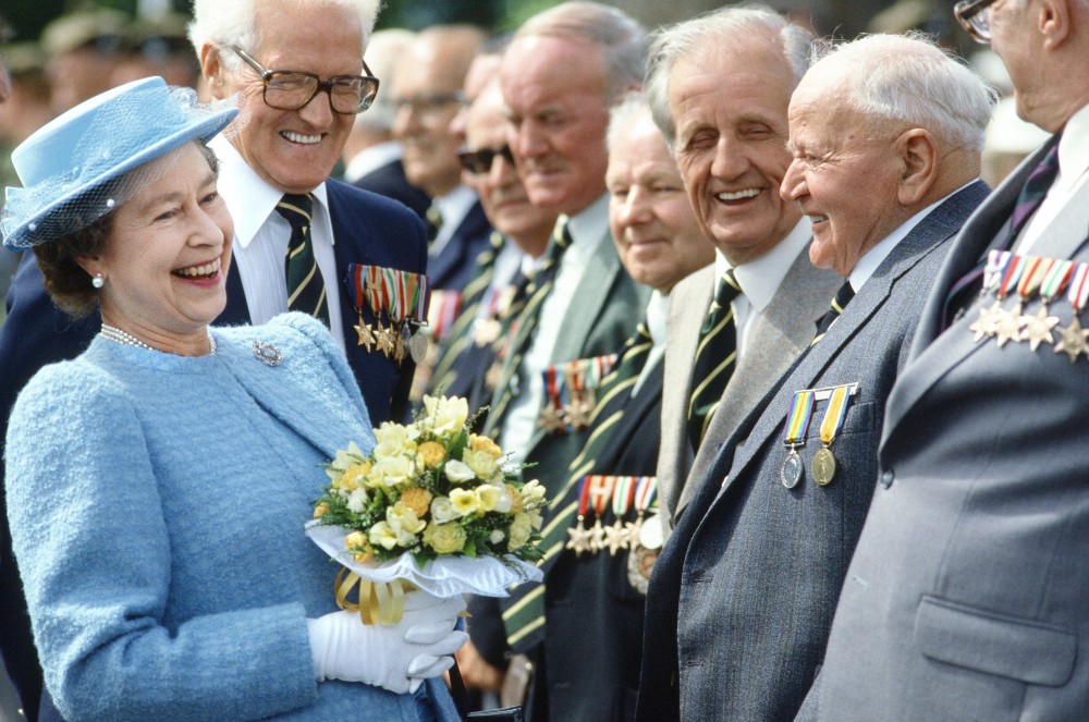 Queen Elizabeth II meeting war veterans at Stirling Castle in Scotland, 1986. Everyone in attendance was clearly extremely pleased to be there. / Picture Credit: Trinity Mirror/mirrorpix/Alamy Stock Photo