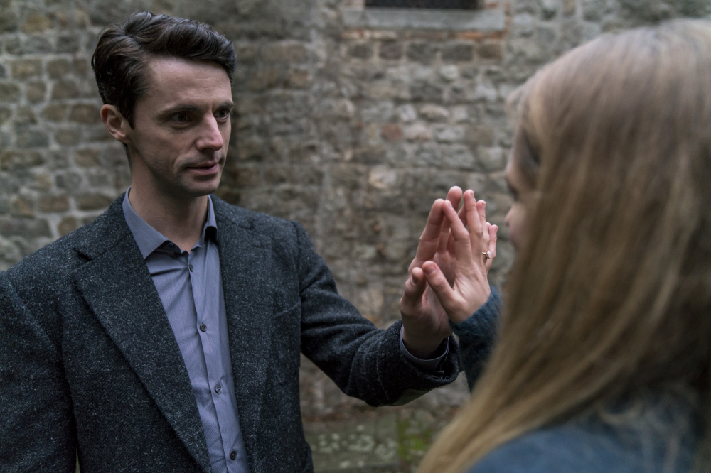 Matthew Goode as Matthew Claremont and Teresa Palmer as Diana Bishop in A Discovery of Witches / © Sky UK Limited