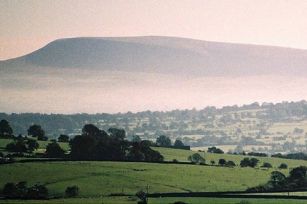 Dr Greg, Pendle Hill above mist 235-0004, CC BY 3.0