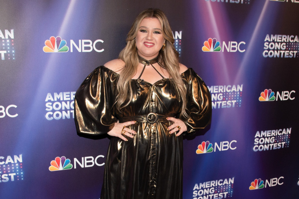 Kelly Clarkson has joked with her fans in Las Vegas