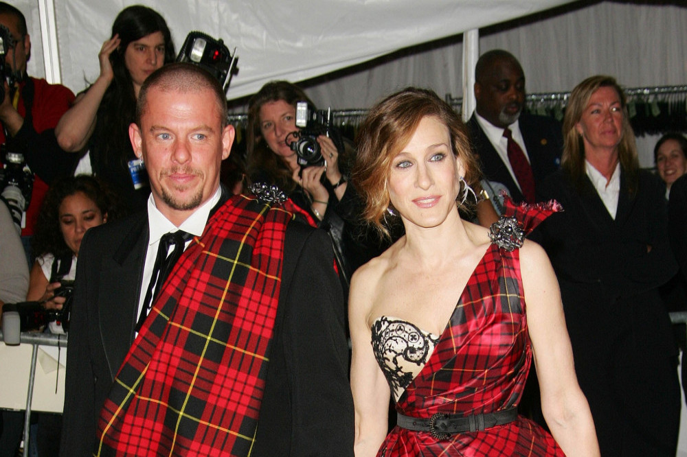 Alexander McQueen and Sarah Jessica Parker attend the 2006 Met Gala