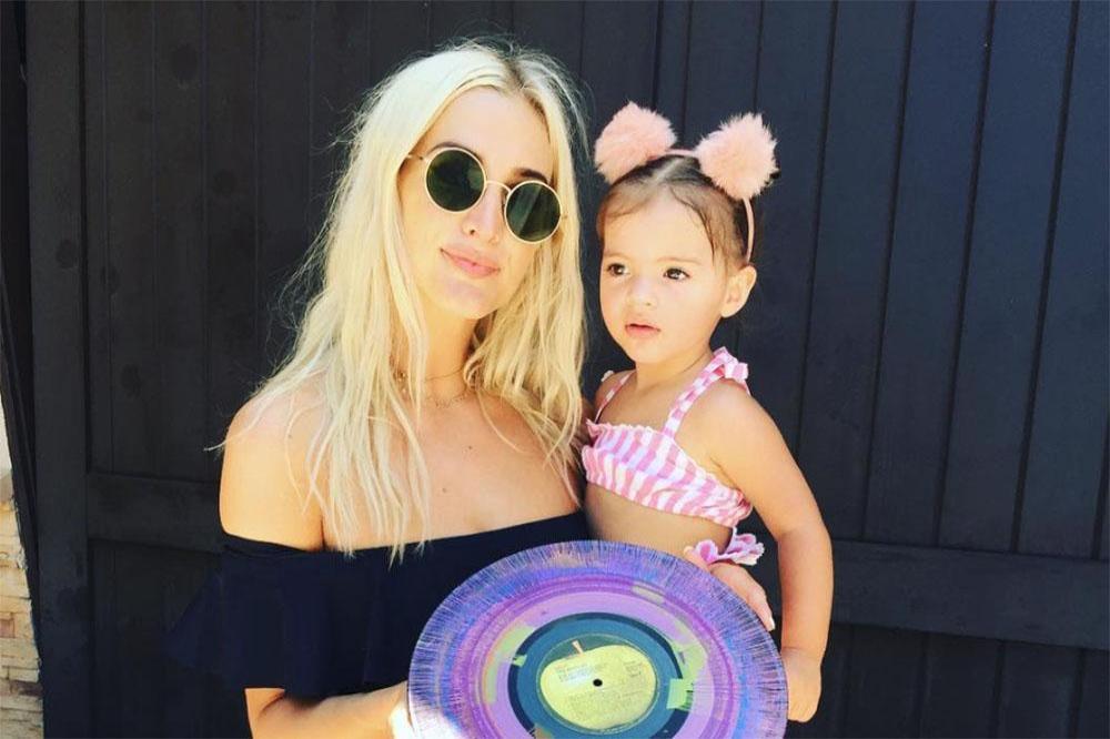 Ashlee Simpson and daughter Jagger Snow (c) Instagram