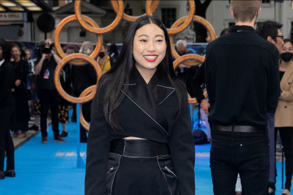 Awkwafina says her pet cat can use the toilet