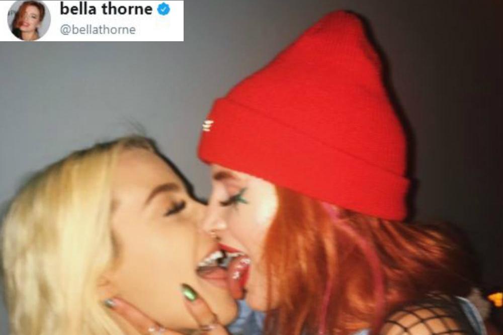 Bella Thorne and Tana Mongeau kiss (c) Twitter/BellaThorne