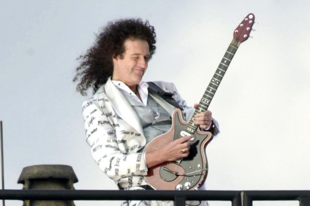 Sir Brian May struggles to play the complex ‘Bohemian Rhapsody’ guitar riff on stage