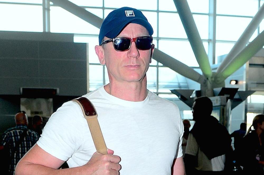Daniel Craig has undergone surgery on his troublesome knee.