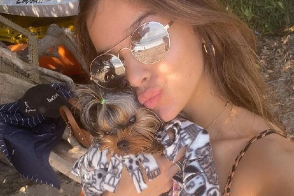 Hailee Steinfeld and her dog Martini (c) Instagram