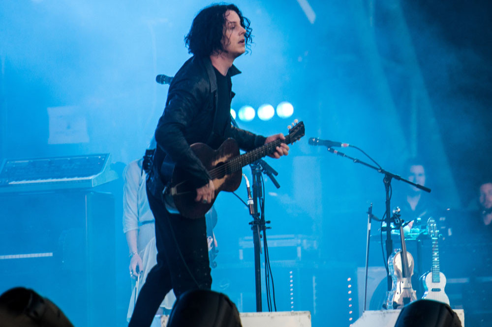 Jack White gets engaged and married at his concert