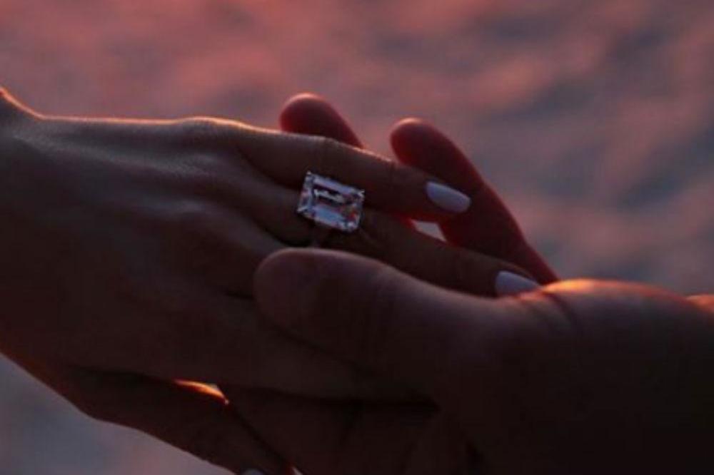 Jennifer Lopez's engagement ring (c) Instagram