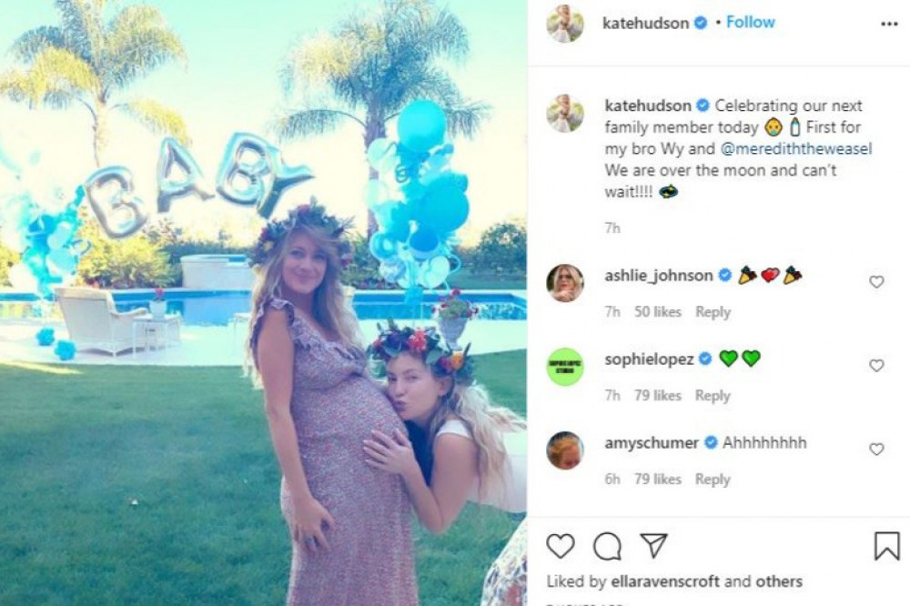 Kate Hudson kissing Meredith Hagner's baby bump (c) Instagram/KateHudson