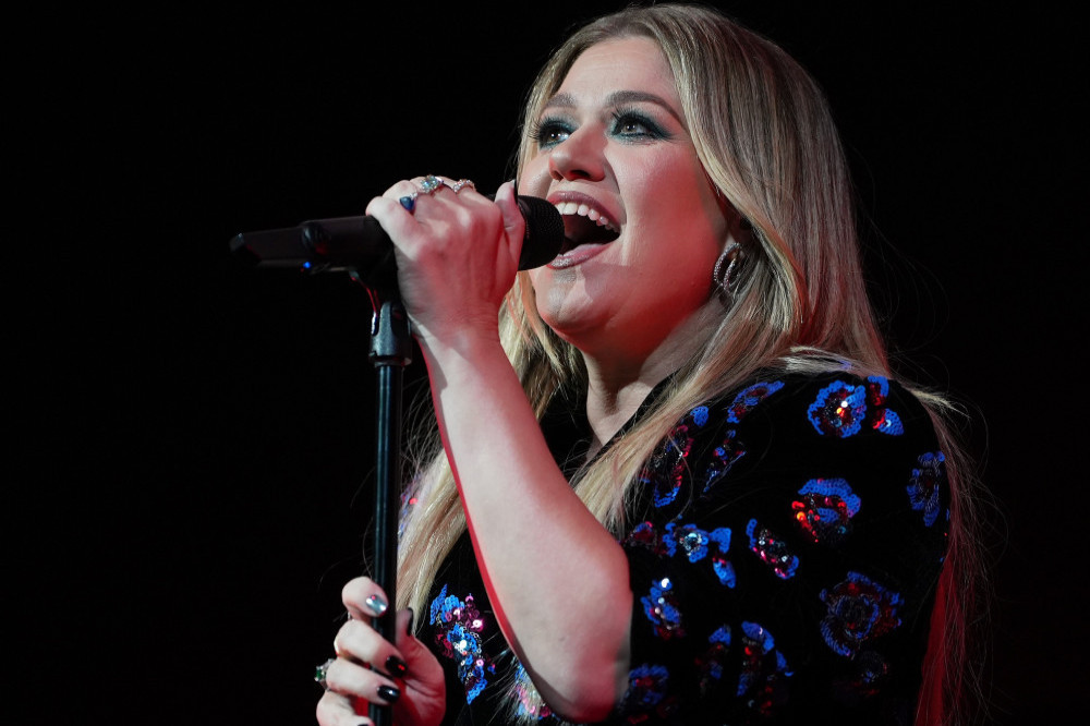 Kelly Clarkson has thanked her mum for making her write down her feelings