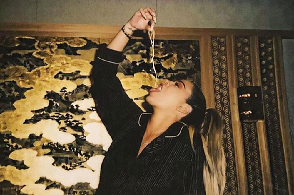 Khloe Kardashian feast on noodles (c) Instagram 