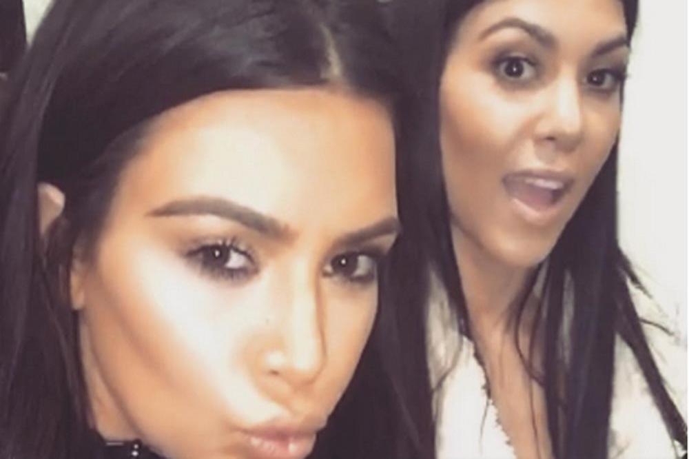 Kim Kardashian West and Kourtney Kardashian (c) Instagram