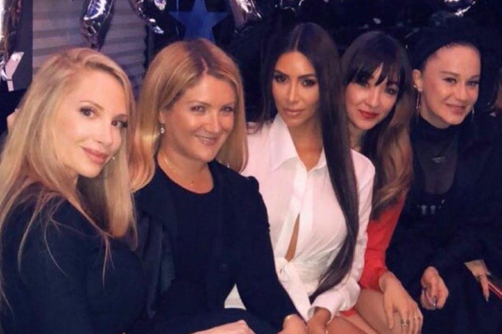Kim Kardashian West and school friends (c) Instagram