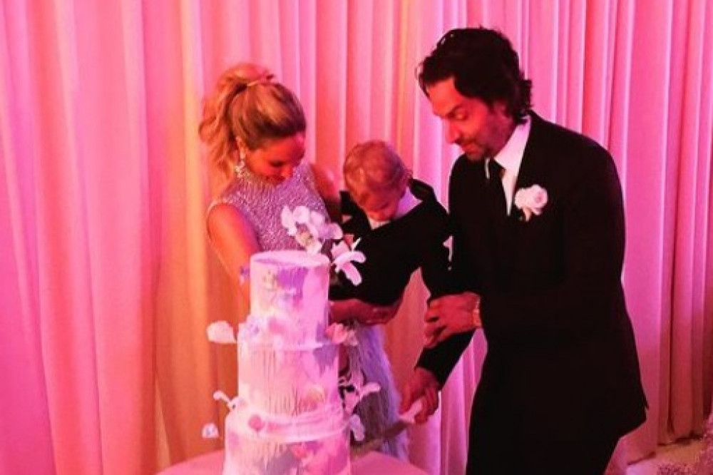 Kristin Taylor and Chris D'Elia cut their wedding cake (c) Instagram