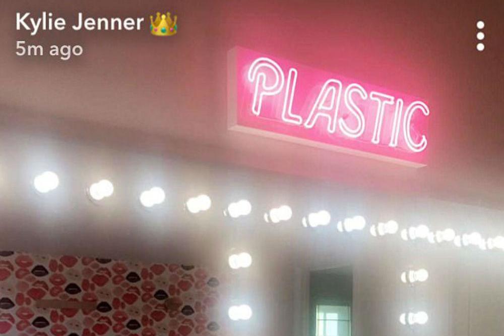 Kylie Jenner's neon sign (c) Snapchat