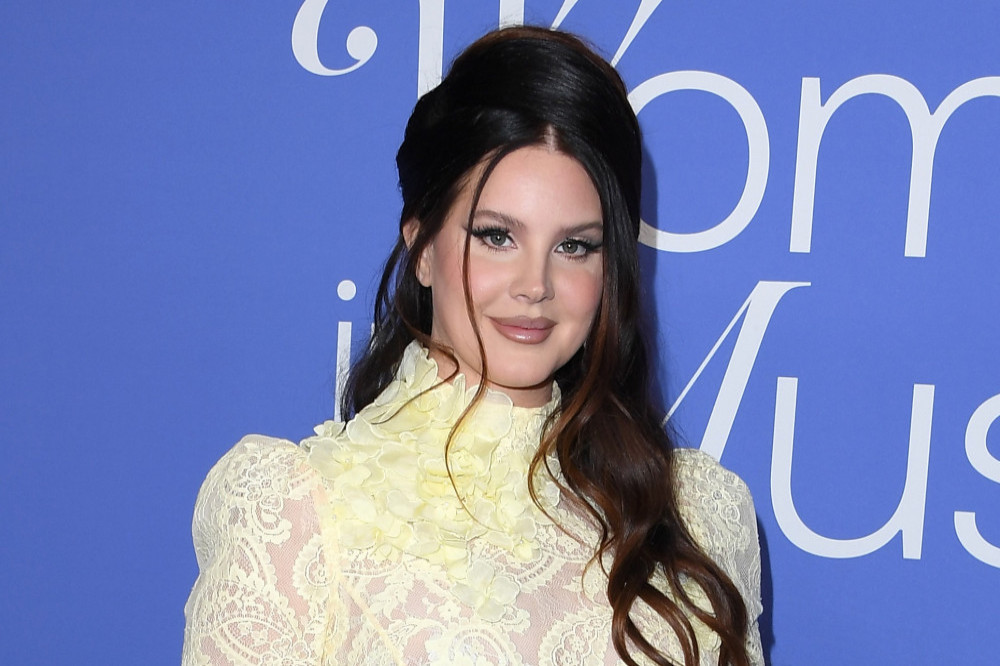 Lana Del Rey has slammed her former tour manager for quitting a month before her Coachella appearance
