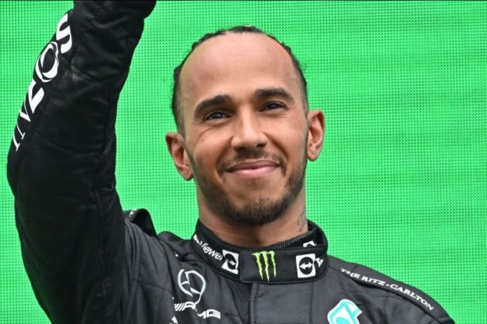 Lewis Hamilton does cryotherapy