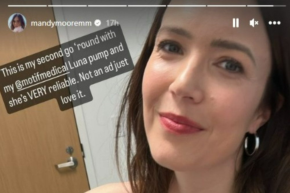 Mandy Moore uses a breast pump backstage on This Is Us (C) Mandy Moore/Instagram