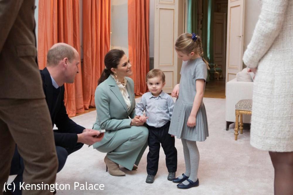 Prince William with the young Swedish Royals via Twitter (c)