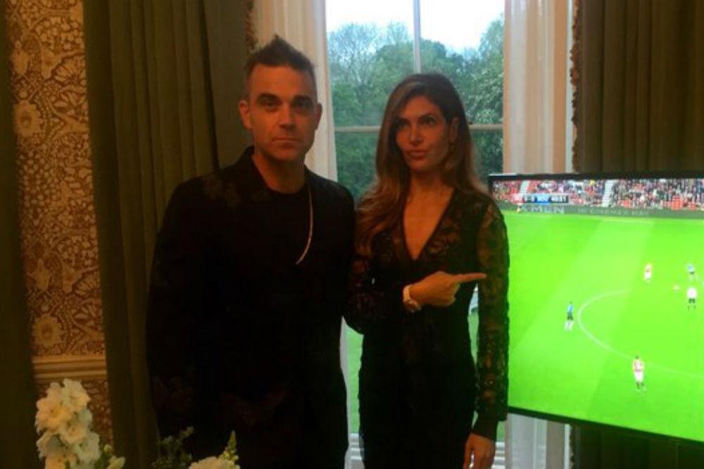 Robbie Williams and Ayda Field (c Twitter) 