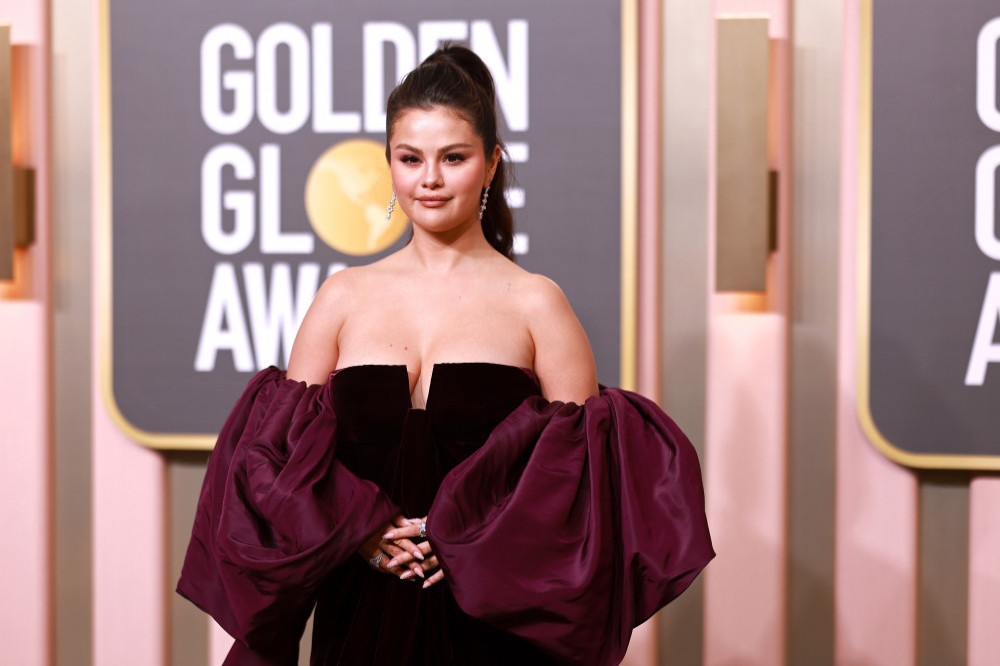 Selena Gomez had to have surgery for a broke hand