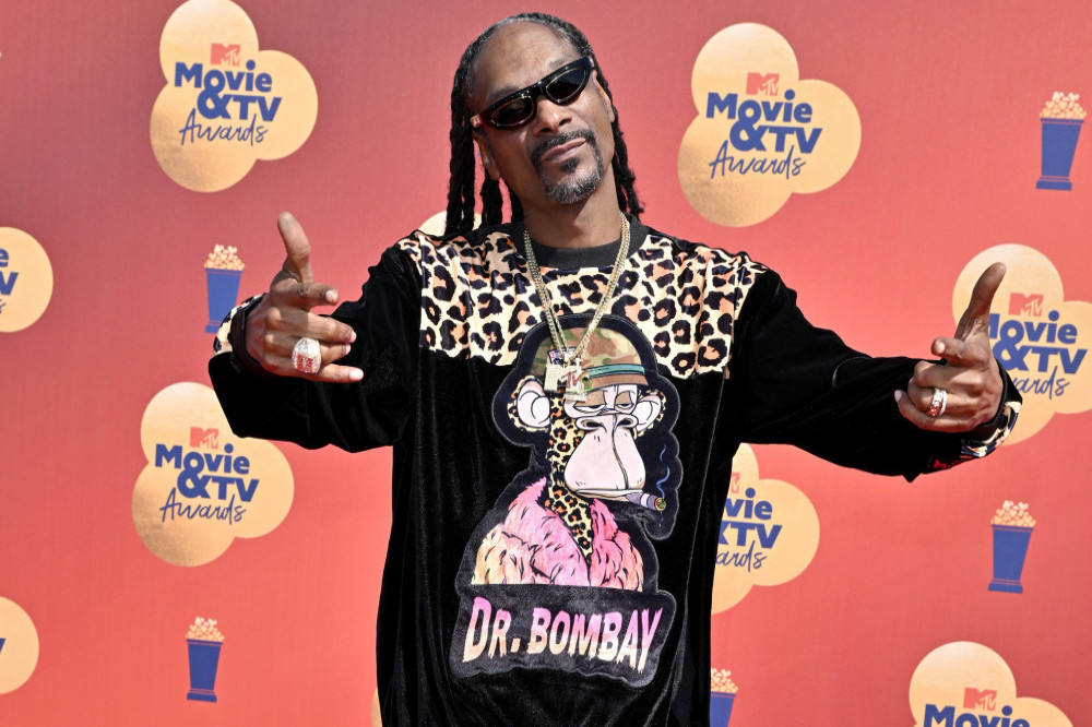 Snoop Dogg raised 10k for Seth Rogen's charity