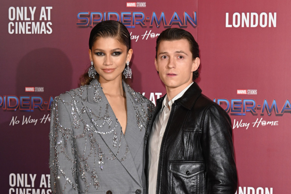 Tom Holland gives golf tips to his girlfriend