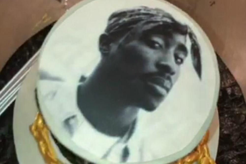 Zendaya's Tupac Shakur cake via Snapchat (c)