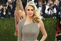 Kate Upton trains with the US Marines