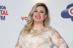 Kelly Clarkson takes body shamer by surprise