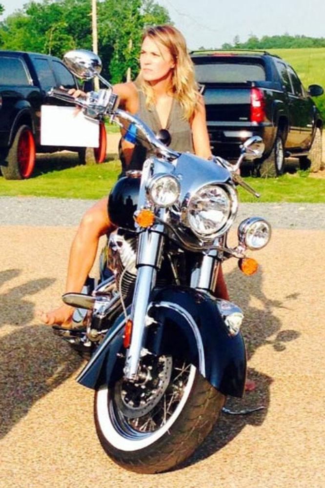 Carrie Underwood on her new motorbike (c) Twitter 