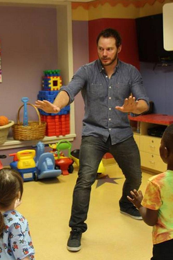 Chris Pratt visits sick kids (c) Facebook