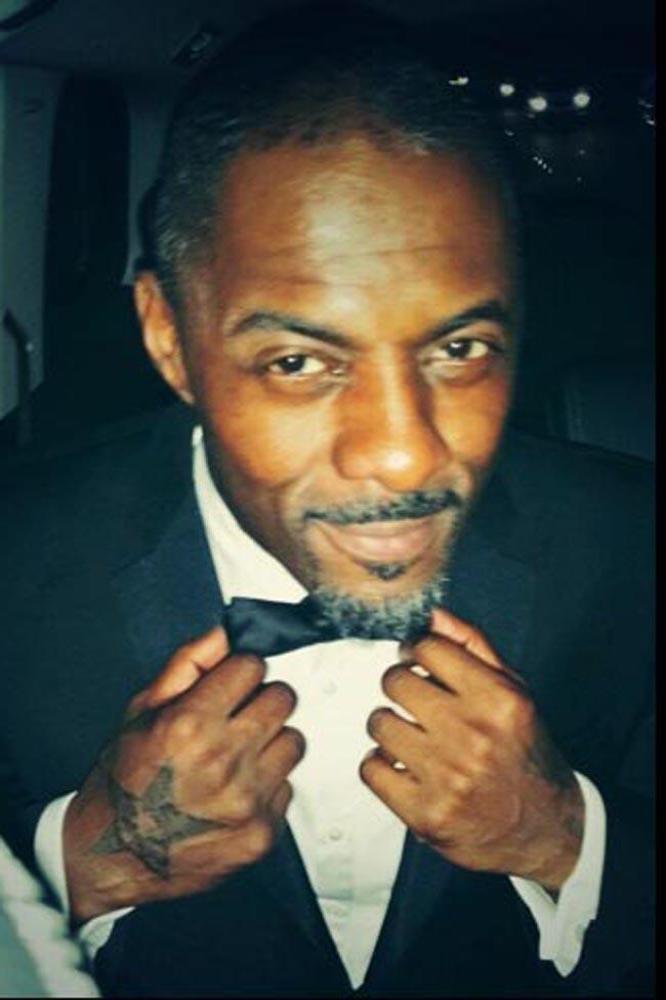 Idris Elba adjusting his bow tie (c) Twitter