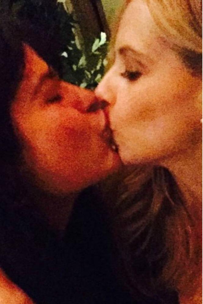 Sarah Michelle Gellar kissing Selma Blair