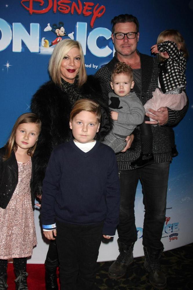 Tori Spelling and Dean McDermott with their children