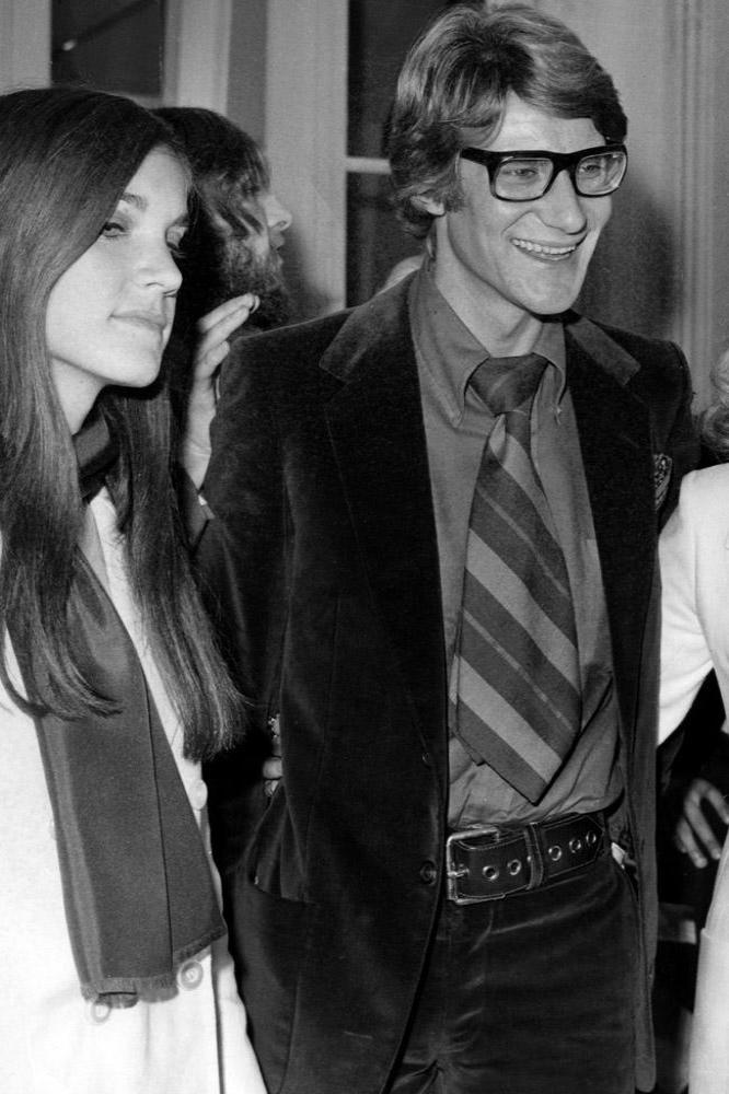 Yves Saint Laurent with Lauren Bacall and Tochter Lesley in Paris 1968