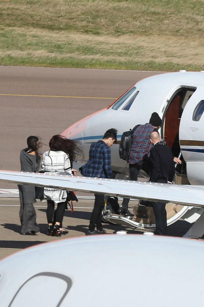 Zayn Malik boarding a private jet with family