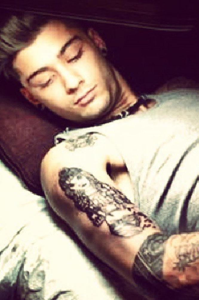 Zayn Malik shows off his Perrie tattoo