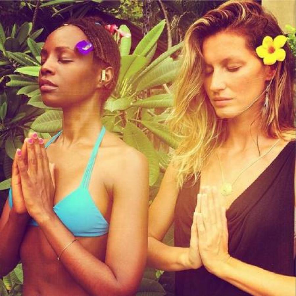 Gisele Bundchen and Kiara Kabukuru meditating (c) Instagram