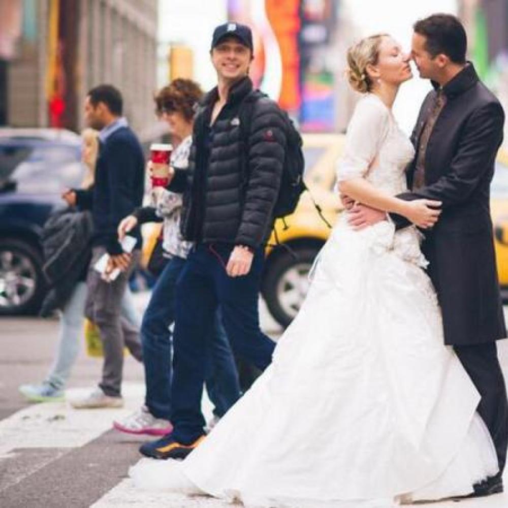 Zach Braff 'photobombing' newlyweds