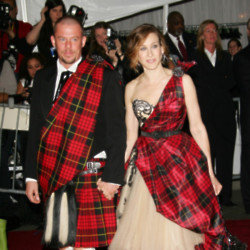 Alexander McQueen and Sarah Jessica Parker attend the 2006 Met Gala