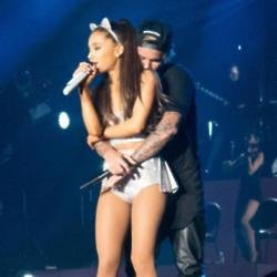 Ariana Grande and Justin Bieber on stage
