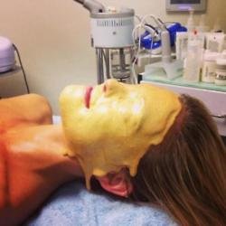 Bar Refaeli's gold facial (c) Instagram
