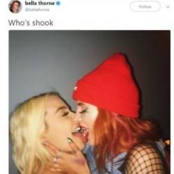 Bella Thorne and Tana Mongeau kiss (c) Twitter/BellaThorne