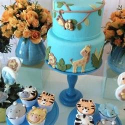 Candice Swanepoel's baby shower cake (c) Instagram