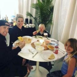 Carey Hart, Pink and kids (c) Instagram 