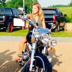 Carrie Underwood on her new motorbike (c) Twitter 