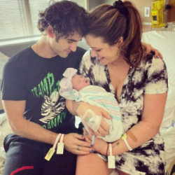 Darren Criss and wife Mia Swier welcome their first baby  (C) Darren Criss/Instagram
