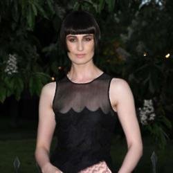 Erin O'Connor looks sleek in her black dress